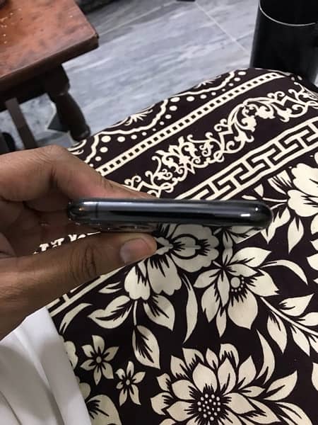 Iphone 11 pro max 256 gb Non Pta waterpack only back crack 10 by 9 4