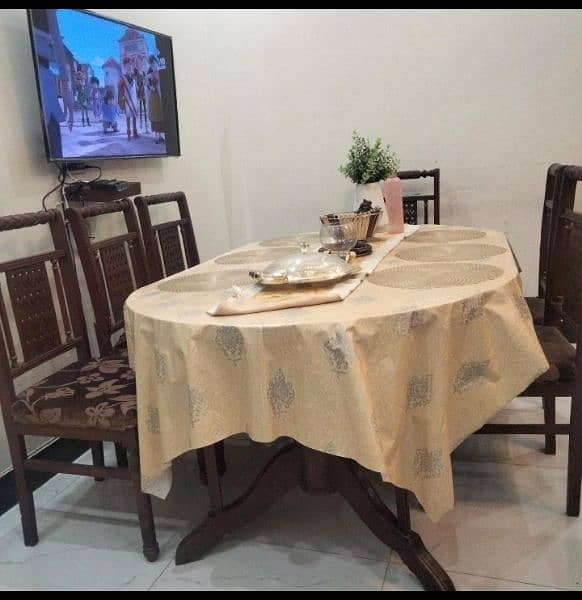 6 seater dining table, good quality good condition 0