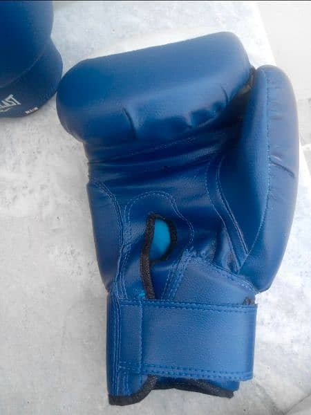 boxing gloves for sale condition 10/9 hai 3