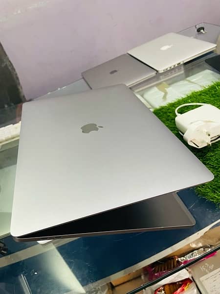 Apple MacBook Pro 2019 Core i9 16GB/512 SSD 15.4’. inches 16