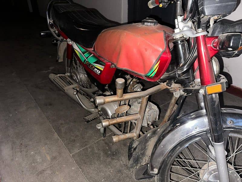 Bike 2022 buht kam used hai aor kaafi arse se store mein khri hai, 3