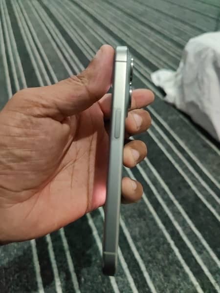iphone 15 pro  like new with box 3