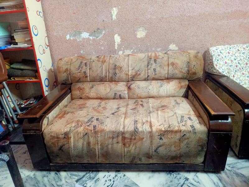 it's a six seater sofa which has not been damaged from anywhere 1