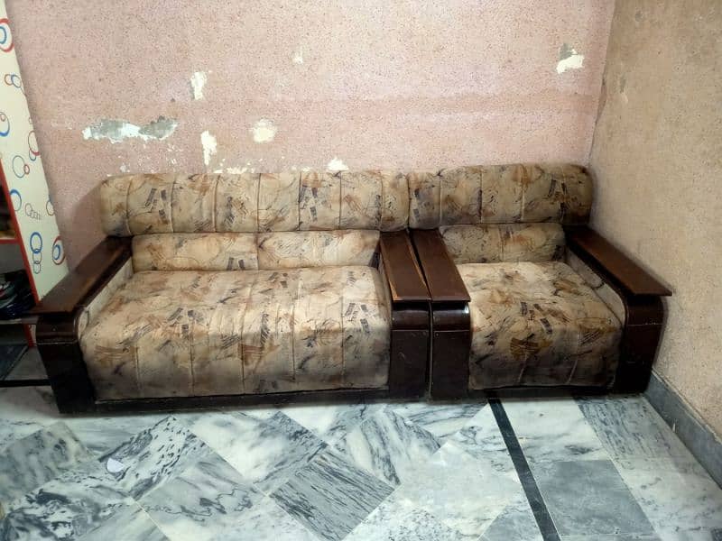 it's a six seater sofa which has not been damaged from anywhere 2