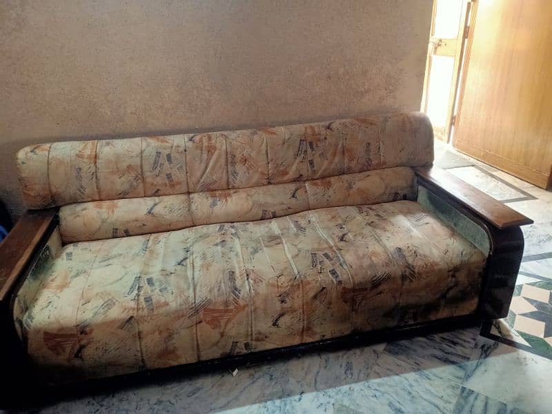 it's a six seater sofa which has not been damaged from anywhere 3