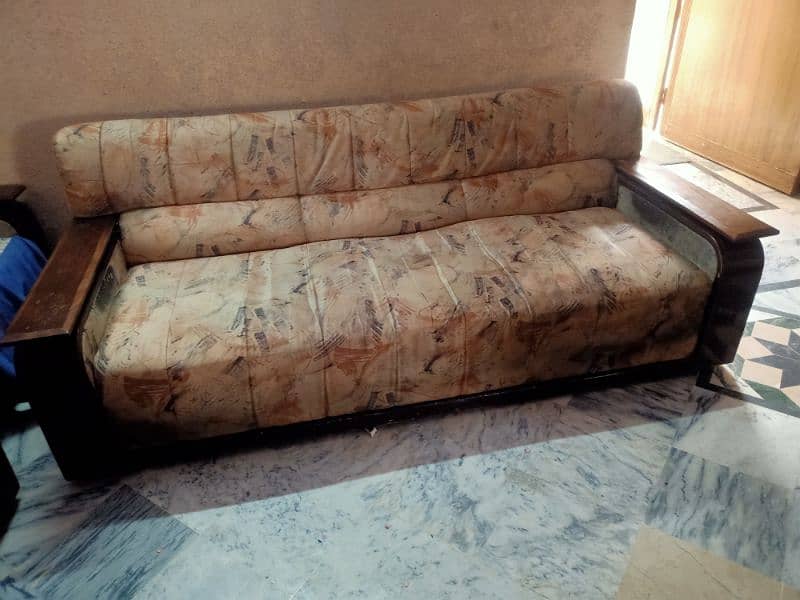 it's a six seater sofa which has not been damaged from anywhere 4
