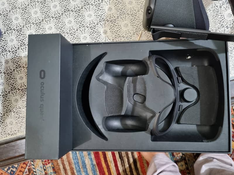 Few Used Oculus Quest All in One Headset for sale 4