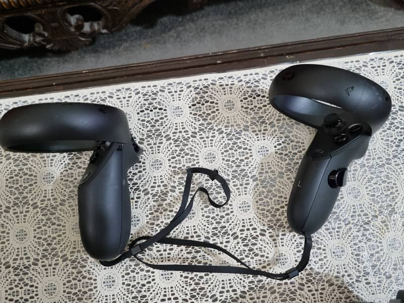 Few Used Oculus Quest All in One Headset for sale 5