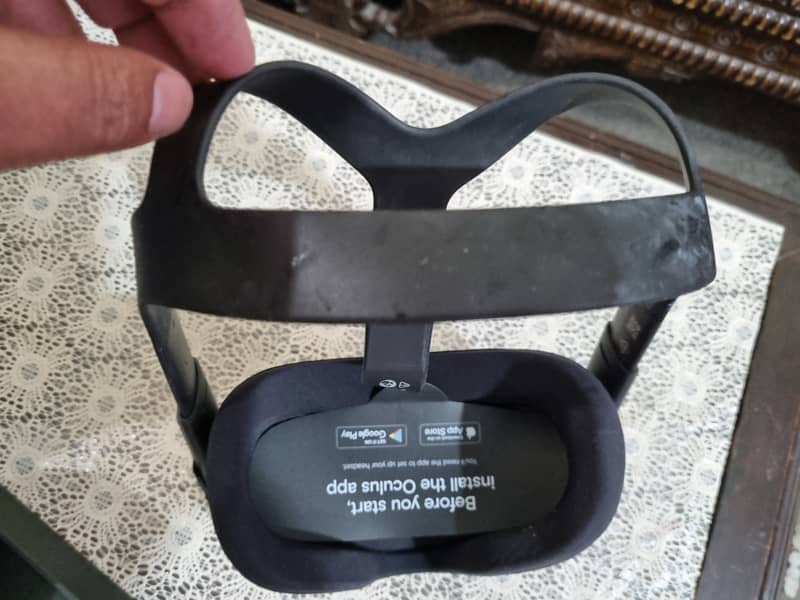 Few Used Oculus Quest All in One Headset for sale 6