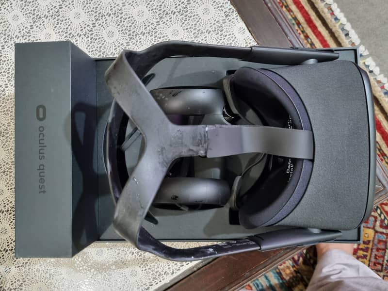 Few Used Oculus Quest All in One Headset for sale 7