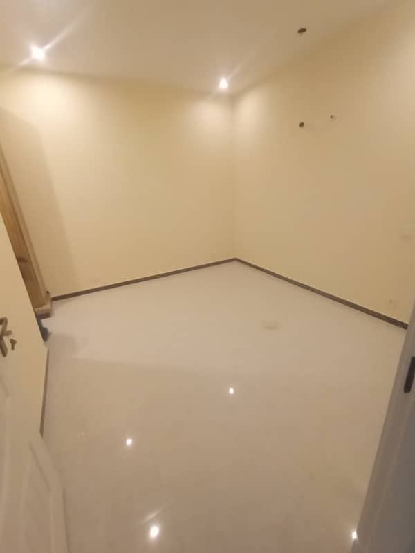 4 Marla Flat Available For Rent Good Location 6