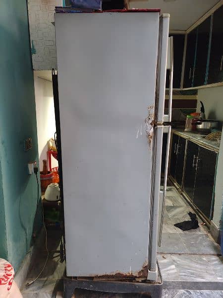 Dawlance refrigerator condition 6/10 price is negotiable 1