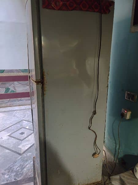 Dawlance refrigerator condition 6/10 price is negotiable 2