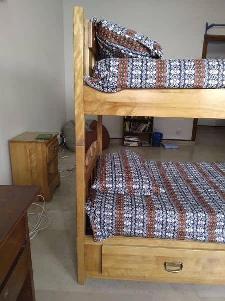 Canadian Oakwood 2 Single beds/Bunk bed 3