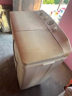 Dawlance Washing Machine with Spinner in very good condition