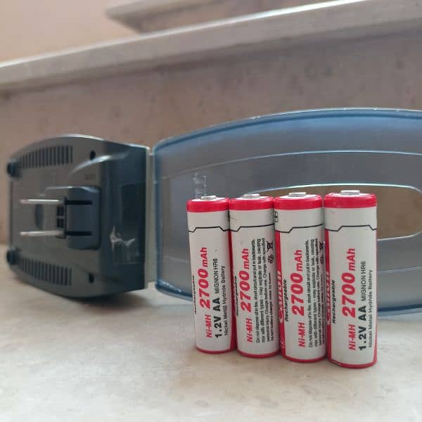 Duracell Charger: AAA Size cell charger FlashGun Cell Charger 3