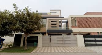Highly-Coveted Prime Location 10 Marla House Is Available In Bahria Orchard Phase 1 - Southern For Sale 0