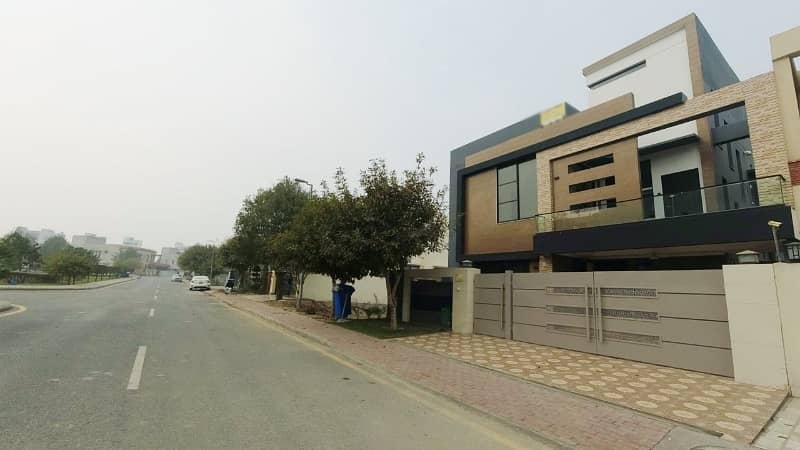 Highly-Coveted Prime Location 10 Marla House Is Available In Bahria Orchard Phase 1 - Southern For Sale 2