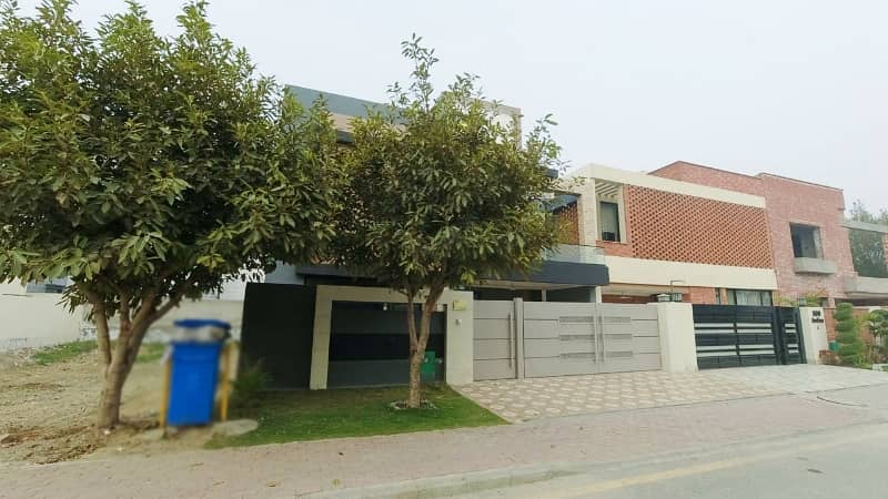 Highly-Coveted Prime Location 10 Marla House Is Available In Bahria Orchard Phase 1 - Southern For Sale 3