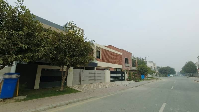 Highly-Coveted Prime Location 10 Marla House Is Available In Bahria Orchard Phase 1 - Southern For Sale 4