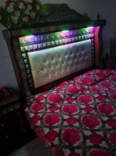 Bed set with dressing tabel with multiple lights.