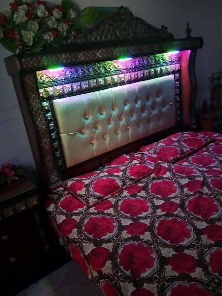 Bed set with dressing tabel with multiple lights. 0