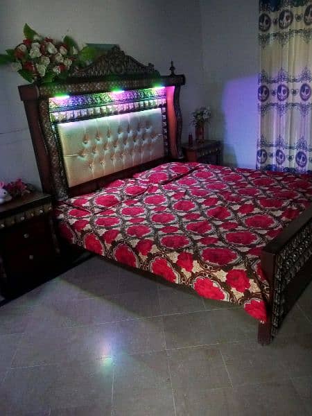 Bed set with dressing tabel with multiple lights. 1