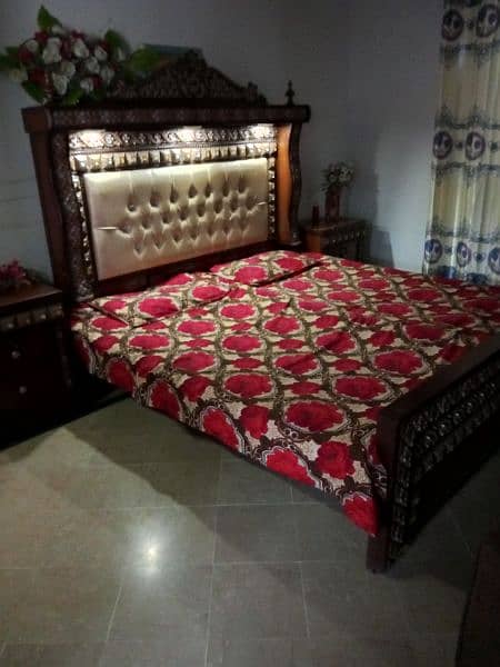 Bed set with dressing tabel with multiple lights. 5
