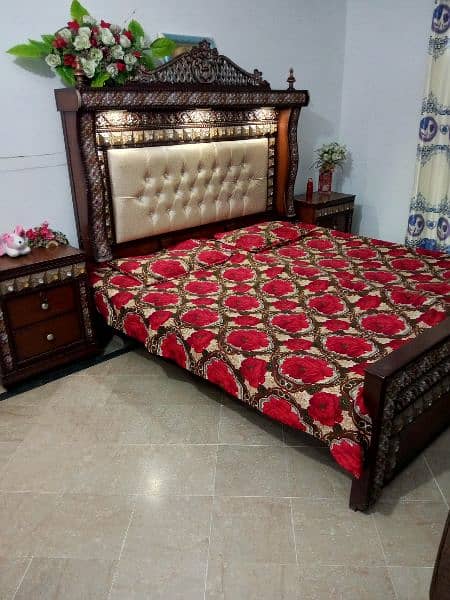 Bed set with dressing tabel with multiple lights. 6