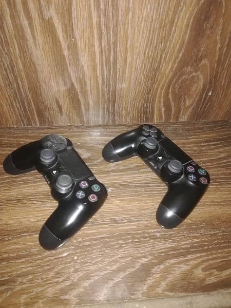 PS4 PRO 1TB WITH 2 CONTROLLERS 4