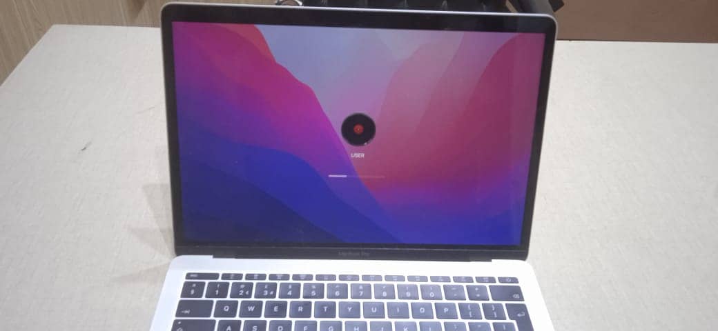 Macbook Pro 2016 Available for Sale in 10/9.5 Condition 2