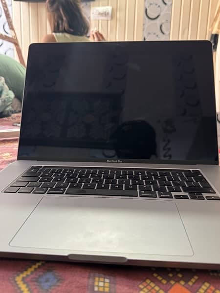MacBook Pro 2019 panel 1