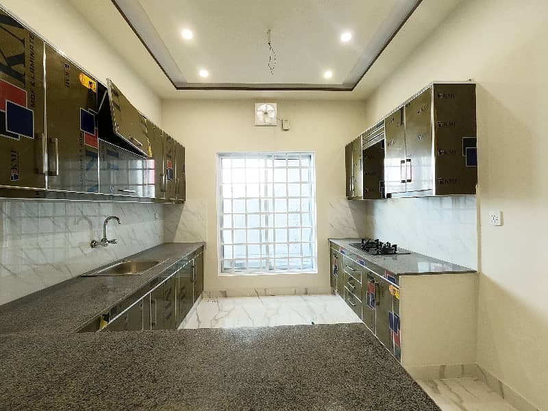 10 Marla House In Nespak Housing Society Phase 3 - Block B Is Available For Sale 22