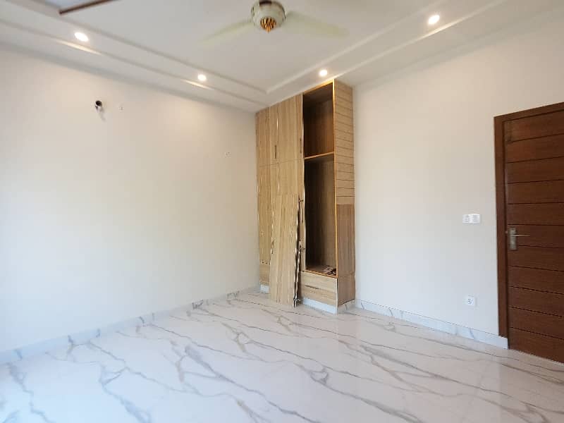 10 Marla House In Nespak Housing Society Phase 3 - Block B Is Available For Sale 23