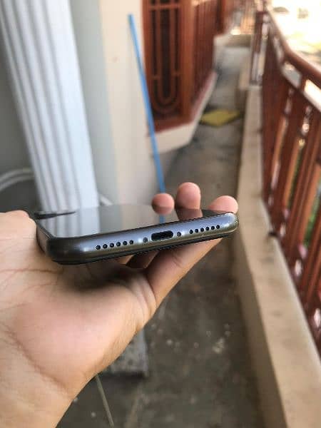 Iphone 11 ( 64 GB BETTRY HEALTH 81% miner dent on ring miner scratches 5