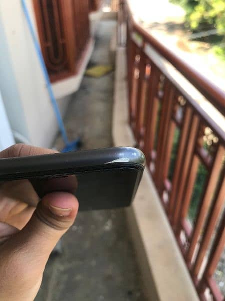 Iphone 11 ( 64 GB BETTRY HEALTH 81% miner dent on ring miner scratches 6