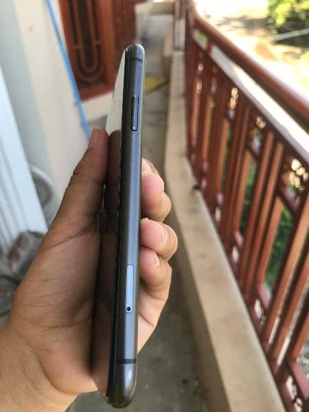 Iphone 11 ( 64 GB BETTRY HEALTH 81% miner dent on ring miner scratches 7