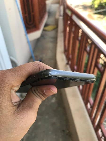 Iphone 11 ( 64 GB BETTRY HEALTH 81% miner dent on ring miner scratches 10