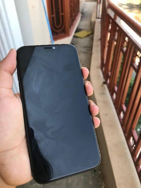 Iphone 11 ( 64 GB BETTRY HEALTH 81% miner dent on ring miner scratches 11