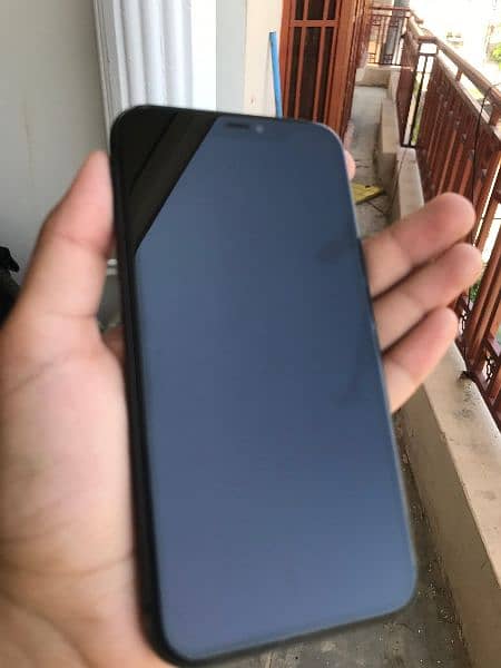 Iphone 11 ( 64 GB BETTRY HEALTH 81% miner dent on ring miner scratches 13