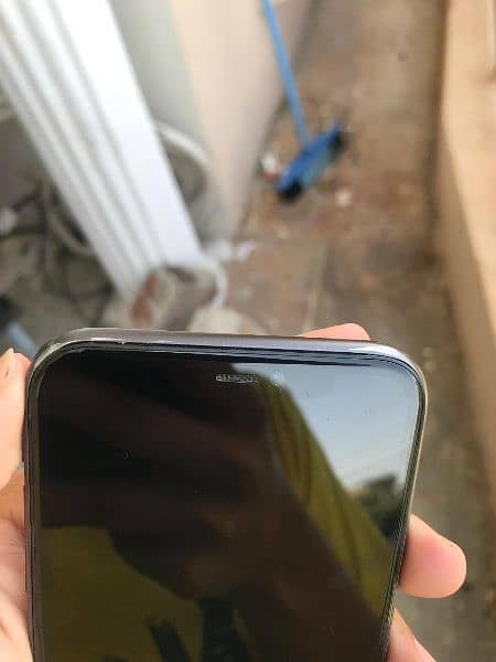 Iphone 11 ( 64 GB BETTRY HEALTH 81% miner dent on ring miner scratches 15