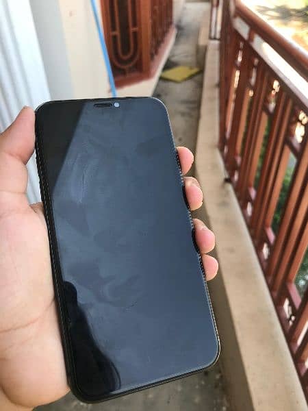 Iphone 11 ( 64 GB BETTRY HEALTH 81% miner dent on ring miner scratches 16