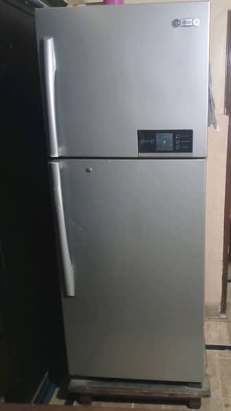 LG refrigerator with digital climate control 0