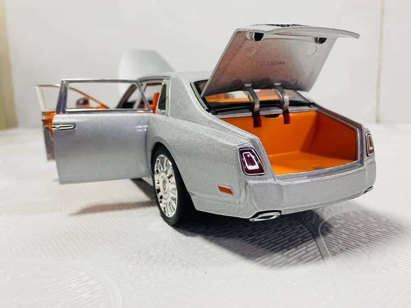Rolls-Royce Phantom Vlll Metal body Die-cast Model Car 1