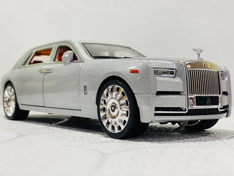 Rolls-Royce Phantom Vlll Metal body Die-cast Model Car 2
