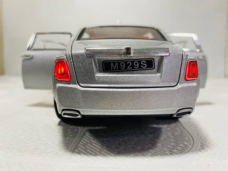 Rolls-Royce Phantom Vlll Metal body Die-cast Model Car 3