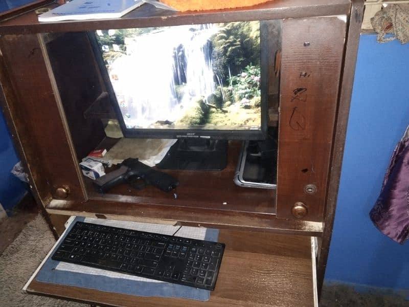 computer with accessories 0
