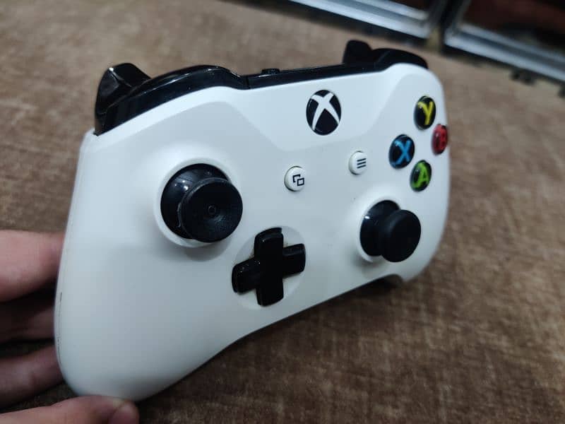Xbox One s controller 6