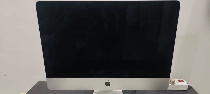 Apple iMac Retina Display 21.5 core i5 Urgently Selling 1