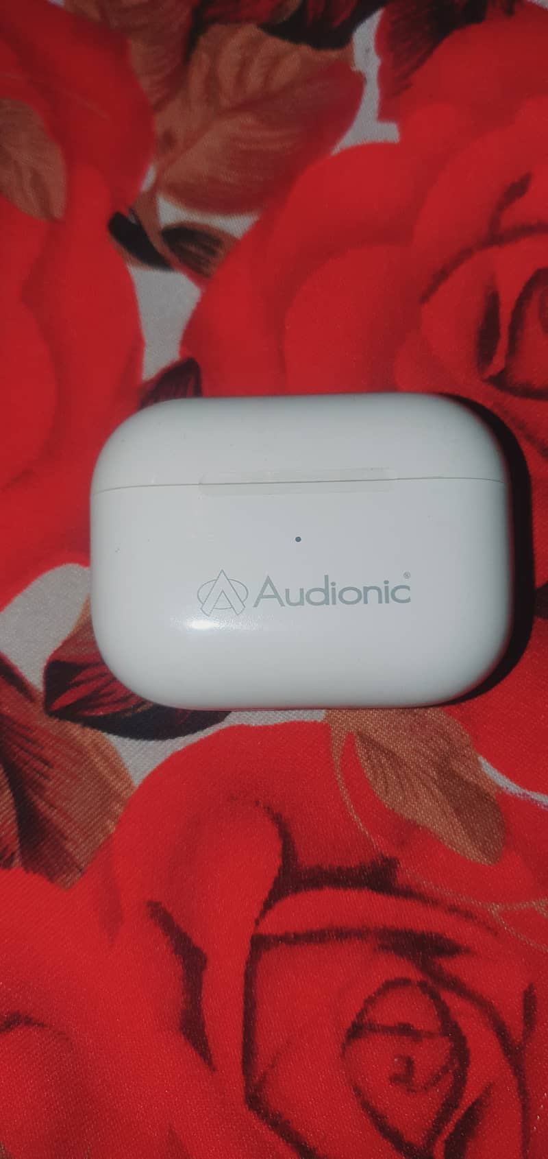 Audionic ear buds 10 by 10 cindition with box wilress charging suporte 0